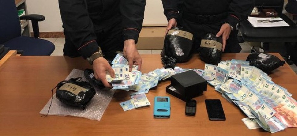 Fermati al casello con oltre 2 chilogrammi di stupefacenti: a tradirli il nervosismo di uno dei due uomini